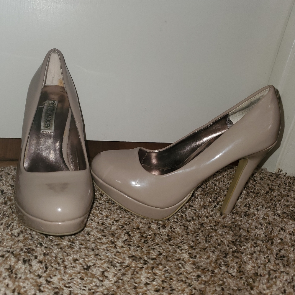 Nude pumps
